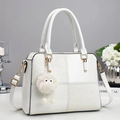 Dettaglio della borsa bianca in patchwork con trama coccodrillo e ciondolo di peluche - Bianco