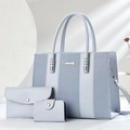 Gros plan sur l'ensemble de sacs bleu clair trois pièces en tissu texturé et similicuir - Bleu