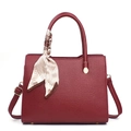 Detail van wijnrode leren handtas met zijden sjaal en goudkleurige hardware - Rood