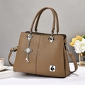 Bolso de mano marrón con textura de lichi, colgante de perlas y correa de hombro ajustable - Marrón / 30x13x21cm