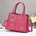 Bolso de mano rosa oscuro con textura litchi, logo de cisne y colgante de perlas - Rosa Roja / 30x13x21cm