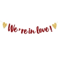 Striscione rosso glitterato 'We're in love!' con cuori d'oro per decorazioni di nozze romantiche - Stile Cuore Oro