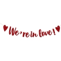 Detailansicht der roten Glitzergirlande 'We're in love!' für Hochzeitsdekorationen - Roter Buchstabenstil