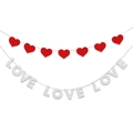 Dettaglio di ghirlanda di cuori rossi e striscione LOVE argento glitter per decoro - Banner LOVE Argento Con Corda Di Cuori