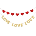 Dettaglio di ghirlande a cuore rosso e scritte LOVE dorate per decorazioni festa - Banner LOVE Oro Con Corda Di Cuori