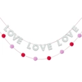 Dettaglio delle lettere LOVE glitterate e pompon morbidi per decorazione festa - Banner LOVE Argento Con Corda Di Pompon
