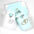 Detail van kraftpapier geschenkdozen met hartjesopdruk en hartvormige handgrepen - Wit