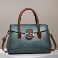 Dettaglio della borsa tote in pelle verde scuro con fibbia a V argento su marmo - Verde Scuro