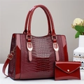 Burgundy patent leather tote bag set with crocodile texture and matching envelope clutch - 31x13x24cm / Red