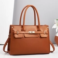 Dettaglio della borsa tote in pelle martellata caramello con fibbie e hardware dorati - Giallo Terra