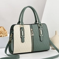 Bolso bandolera de retazos verde y blanco con patrones texturizados y herrajes - Verde