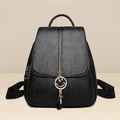Detalle de mochila negra en cuero con colgante de smiley y cinta con texto YOU - Colgante de carita sonriente / Negro