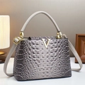 Bolso gris con diseño de cocodrilo, adorno en V dorado y correa de hombro en mesa blanca - 27*11*19 / Gris