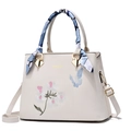 Cremefarbene Ledertasche mit Blumen-Schmetterlings-Stickerei und Seidentuch - 31/13/22cm / Weiß