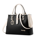 Bolso de mano minimalista bicolor negro y beige en ecocuero con colgante de corazón - Negro