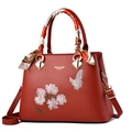 Dunkelrote Lederhandtasche mit Blumenstickerei und Seidenschal-Verzierung am Griff - 31/13/22cm / Burgunderrot