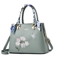 Modische salbeigrüne Handtasche mit Blumenstickerei und elegantem Seidenschaltuch - 31/13/22cm / Grün