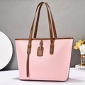 Rosafarbene Tote-Bag mit Krokodilmuster, großem Fassungsvermögen und braunen Griffen - L32 B13 H27 / Rosa