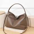 Grand sac cabas minimaliste en cuir marron café avec détails dorés et bandoulière réglable - Grand / Marron