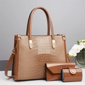 Set tre pezzi con borsa tote a motivo coccodrillo, pochette a busta e porta carte di credito - Cachi