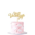 Dettaglio del topper dorato glitterato Happy Valentine's Day su una torta decorata rosa - Cake Topper di San Valentino Oro / Oro