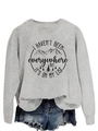 Detail van lichtgrijze sweatshirt met landschapsprint en tekst op de voorkant - S / Grijs (Zwarte Afdruk)