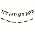 Pancarta de Halloween con purpurina negra, texto It's Freakin Bats y murciélagos colgantes - Pancarta Negra IT'S FREAKIN BATS + Guirnalda de Murciélagos