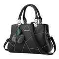 Modische schwarze Handtasche mit weißen Nähten und einem flauschigen Anhänger - L29xB13xH20 / Schwarz