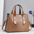Borsa tote marrone motivo coccodrillo con manici e tracolla regolabile in pelle - Cachi