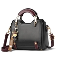 Bolso bandolera negro clásico con asas burdeos y detalles metálicos dorados - Negro