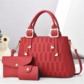 Ensemble de trois sacs à main rouges pour femme avec texture et détails dorés - Rouge