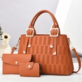 Vue détaillée de l'ensemble de sacs 3 pièces orange avec cabas et pochette chic - Jaune Terre