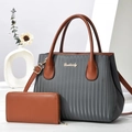 Détail d'un ensemble de sacs en cuir PU avec texture rayée verticale et portefeuille - Grand Sac (29x14x23cm) + Portefeuille (19x2x11cm) / Gris