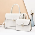 Détails du sac à main plissé crème et sa pochette avec fermoir doré en forme d'arche - Blanc Cassé