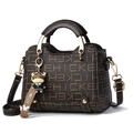Bolso de mano en cuero marrón oscuro con estampado de logo de lujo y detalles dorados - Letter Coffee