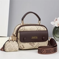 Bolso cuadrado de cuero blanco crema con detalles de leopardo y correa ajustable - Letra Caqui