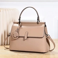 Schicke beige Umhängetasche aus strukturiertem Leder mit süßem Smiley-Anhänger - 26x12x20cm / Khaki