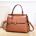 Damenhandtasche in Karamellbraun mit Kieselmaserung und verstellbarem Schultergurt - 26x12x20cm / Erdgelb