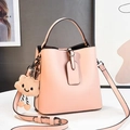 Pink matte leather bucket bag with top handle and brown plush cloud charm decoration - L19 W12 H19 / Pink