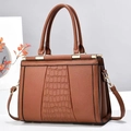 Détail du sac cabas marron avec empiècements motif crocodile et garnitures dorées - Jaune Terre