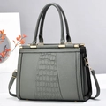 Détail du sac cabas gris en similicuir grainé avec panneau croco et boucles dorées - Kaki