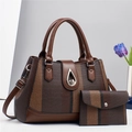 Detail der großen braun gestreiften Tragetasche mit passender Tasche und Metallverschluss - L30xB13xH22 / Kaffeebraun