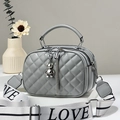 Sac bandoulière matelassé gris avec breloque ours, pompon et sangle imprimé LOVE - Gris