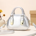 Dettagli della mini borsa a mano argento con texture metallica e finiture dorate - Argento