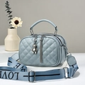Sac bandoulière matelassé bleu clair avec double zip et pendentif ours - Bleu