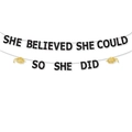 Détail de la bannière de diplôme She Believed She Could So She Did avec chapeau doré - Chapeau Pailleté Doré + Police de Caractères Noire Pailletée