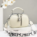 Borsa a tracolla beige crema con trama litchi, ciondolo a orso e ampia tracolla a motivi - Bianco avorio