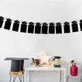 Afscheidsfeest banner met zwarte kartonnen fotolijsten en gouden jaartal belettering - Zwart Goud Doctorale Hoed Fotobanner