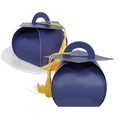 Detailansicht der dunkelblauen Doktorhut-Geschenkbox mit gelber Seidenquaste auf weißem Teller - Blau (Ohne Aufkleber)