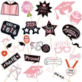 Set di 20 accessori per foto di laurea 2026 con cappelli, fiori e medaglie creative - Oggetti di Scena per Foto di Laurea Rosa